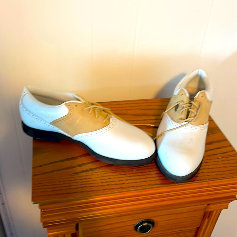 Golf shoes